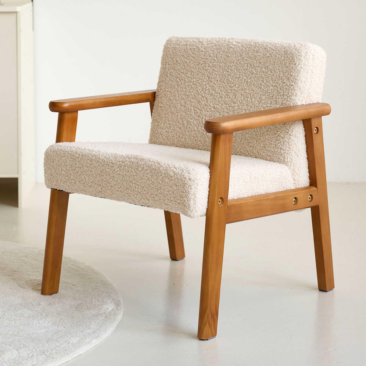 Petite Amélie - Petite Amélie Fauteuil Enfant Retro | Bois et Tissu | Beige | Noyer | Fauteuil solide en pin massif avec revêtement teddy pour une assise confortable