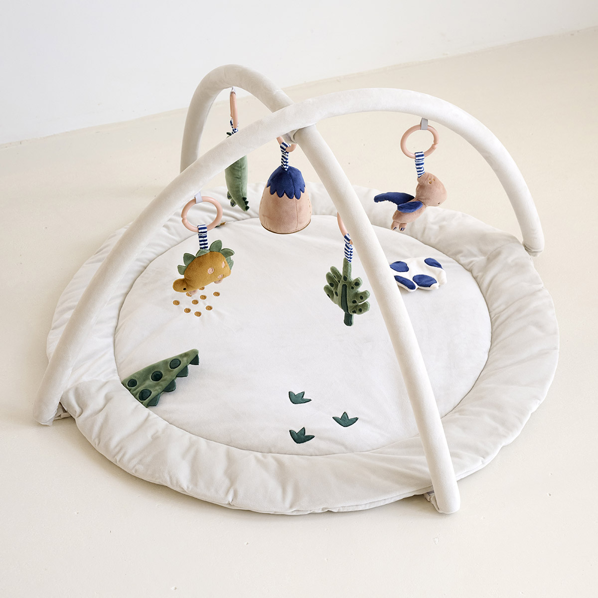 Petite Amélie - Petite Amélie | Arche d'éveil Dino | Tapis sensoriel amovible | Polyester | Beige | 6 éléments avec suspensions | Facile à nettoyer