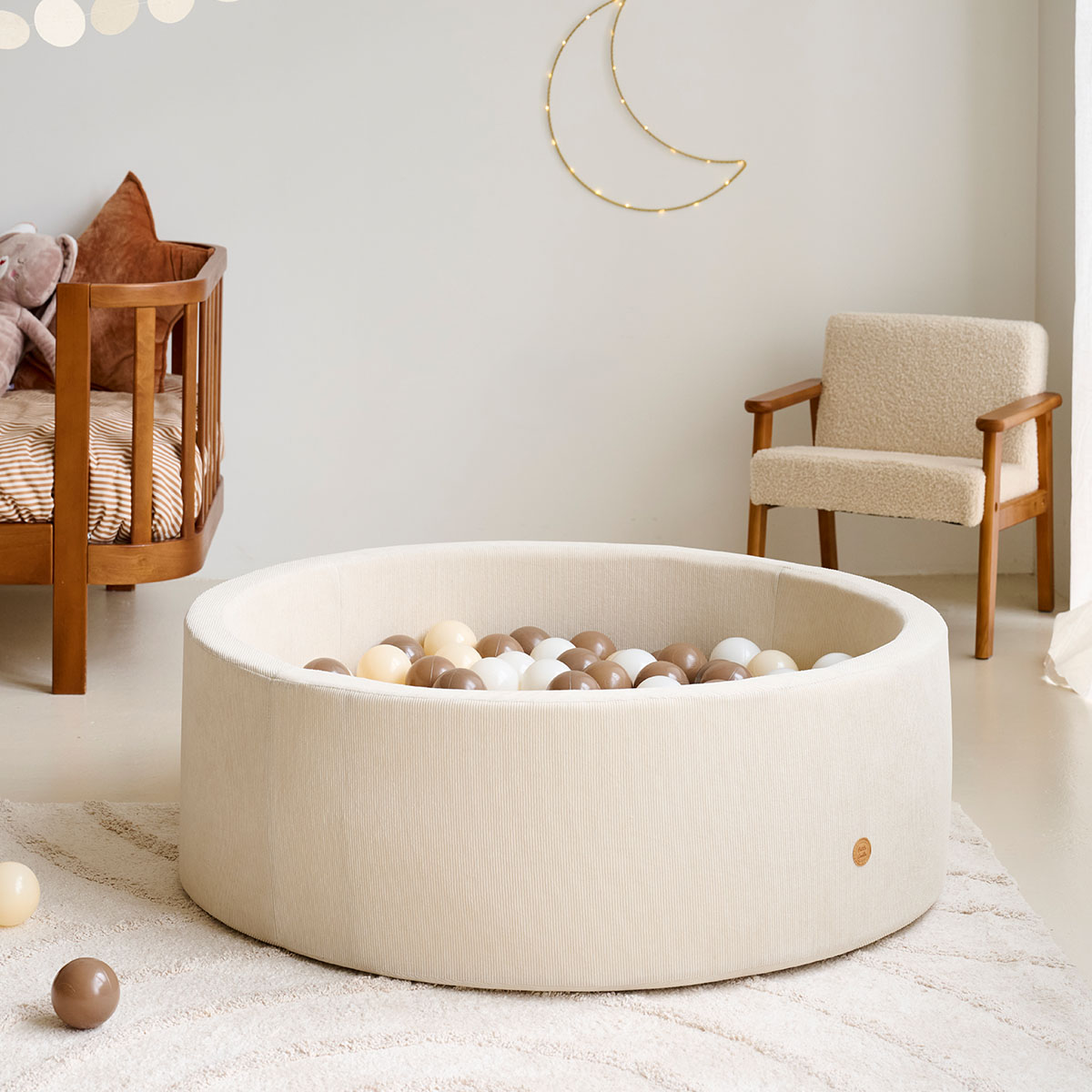 Petite Amélie Fauteuil Enfant Retro | Bois et Tissu | Beige | Noyer | Fauteuil solide en pin massif avec revêtement teddy pour une assise confortable (Petite Amélie) - Image 5