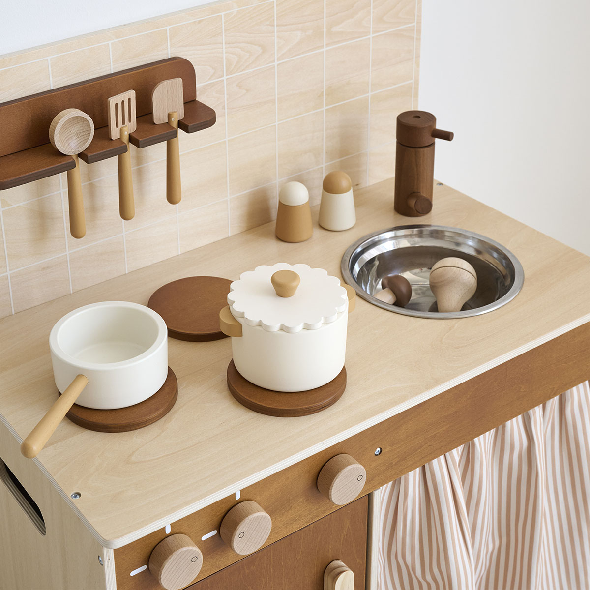 Cuisine En Bois 32 Pièces – Dinette Avec Gâteaux, Pâtisseries Et Service à Thé – Le Rêve Des Petits Chefs !