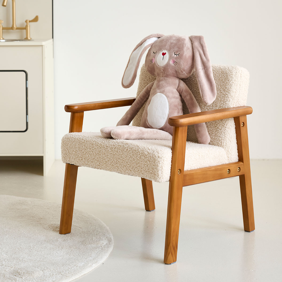 Petite Amélie Fauteuil Enfant Retro | Bois et Tissu | Beige | Noyer | Fauteuil solide en pin massif avec revêtement teddy pour une assise confortable (Petite Amélie) - Image 4