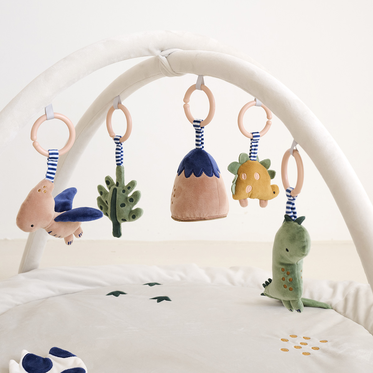 Petite Amélie | Arche d'éveil Dino | Tapis sensoriel amovible | Polyester | Beige | 6 éléments avec suspensions | Facile à nettoyer (Petite Amélie) - Image 6