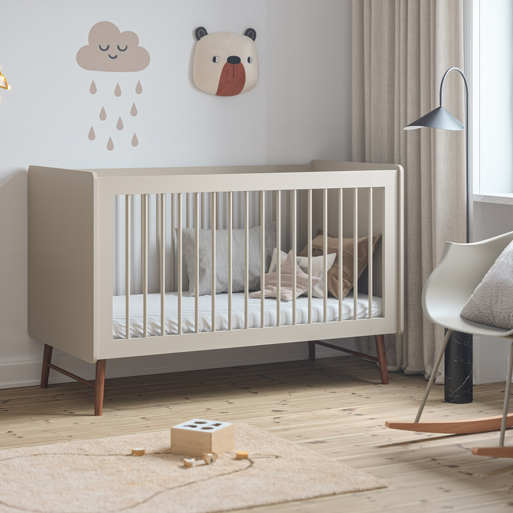 Petite Amélie - Petite Amélie | Lit bébé évolutif Roseau | Panneau de particules et hêtre | Avoine | 70x140 cm | De la naissance à 4 ans | Design danois
