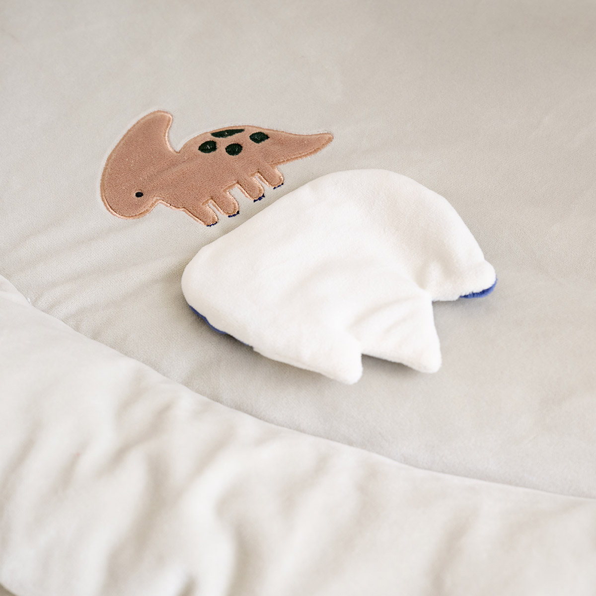 Petite Amélie | Arche d'éveil Dino | Tapis sensoriel amovible | Polyester | Beige | 6 éléments avec suspensions | Facile à nettoyer (Petite Amélie) - Image 9