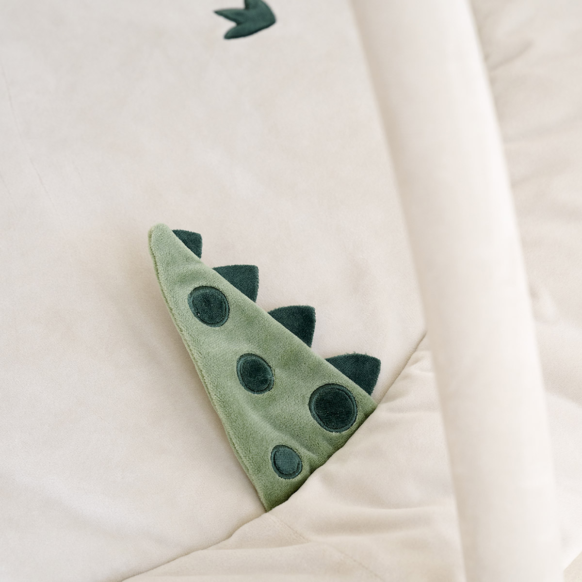 Petite Amélie | Arche d'éveil Dino | Tapis sensoriel amovible | Polyester | Beige | 6 éléments avec suspensions | Facile à nettoyer (Petite Amélie) - Image 11