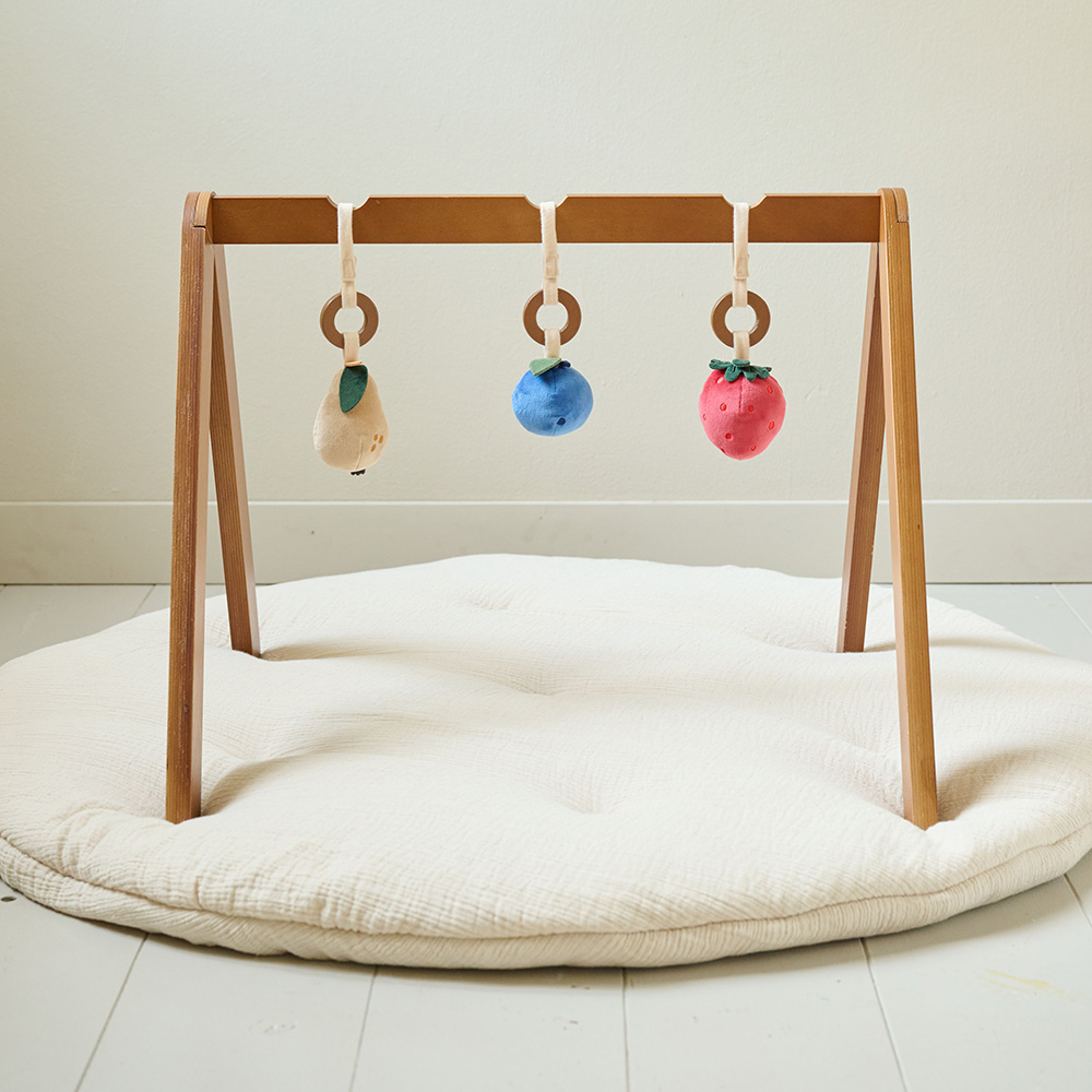 Petite Amélie Portique d'éveil bébé | Bois | Noyer | 60x50x48 cm | Avec trois accessoires en peluche amovibles pour le développement sensoriel (Petite Amélie) - Image 1