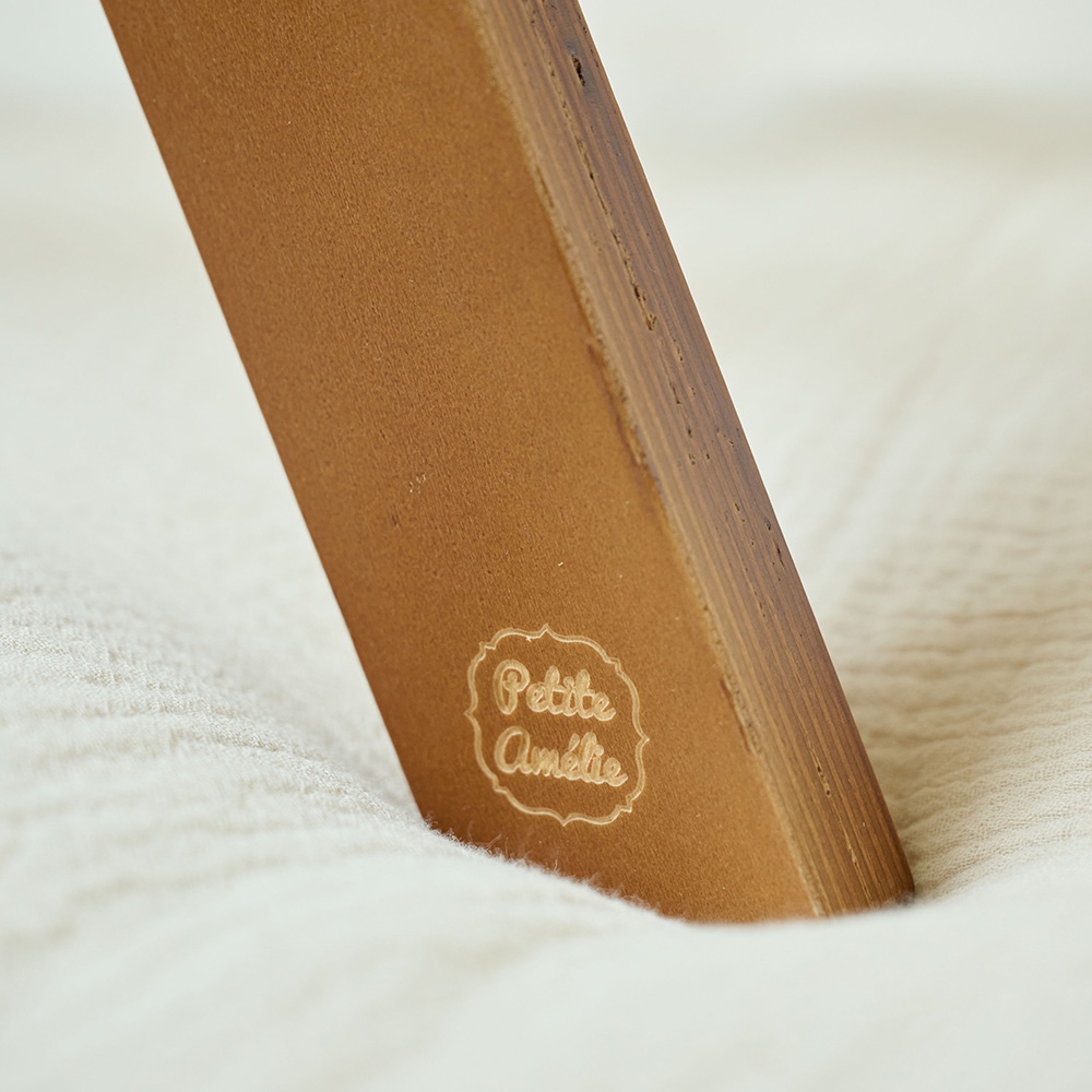 Petite Amélie Portique d'éveil bébé | Bois | Noyer | 60x50x48 cm | Avec trois accessoires en peluche amovibles pour le développement sensoriel (Petite Amélie) - Image 7