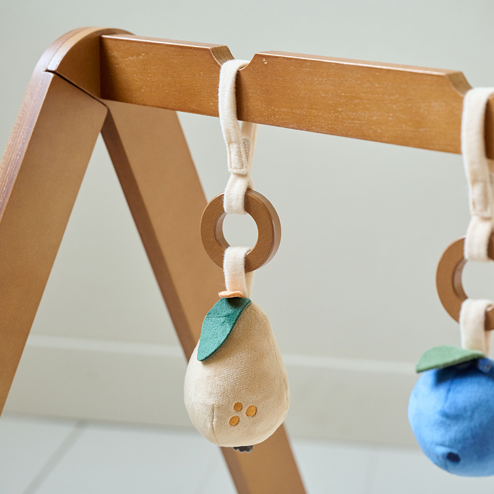 Petite Amélie Portique d'éveil bébé | Bois | Noyer | 60x50x48 cm | Avec trois accessoires en peluche amovibles pour le développement sensoriel (Petite Amélie) - Image 5