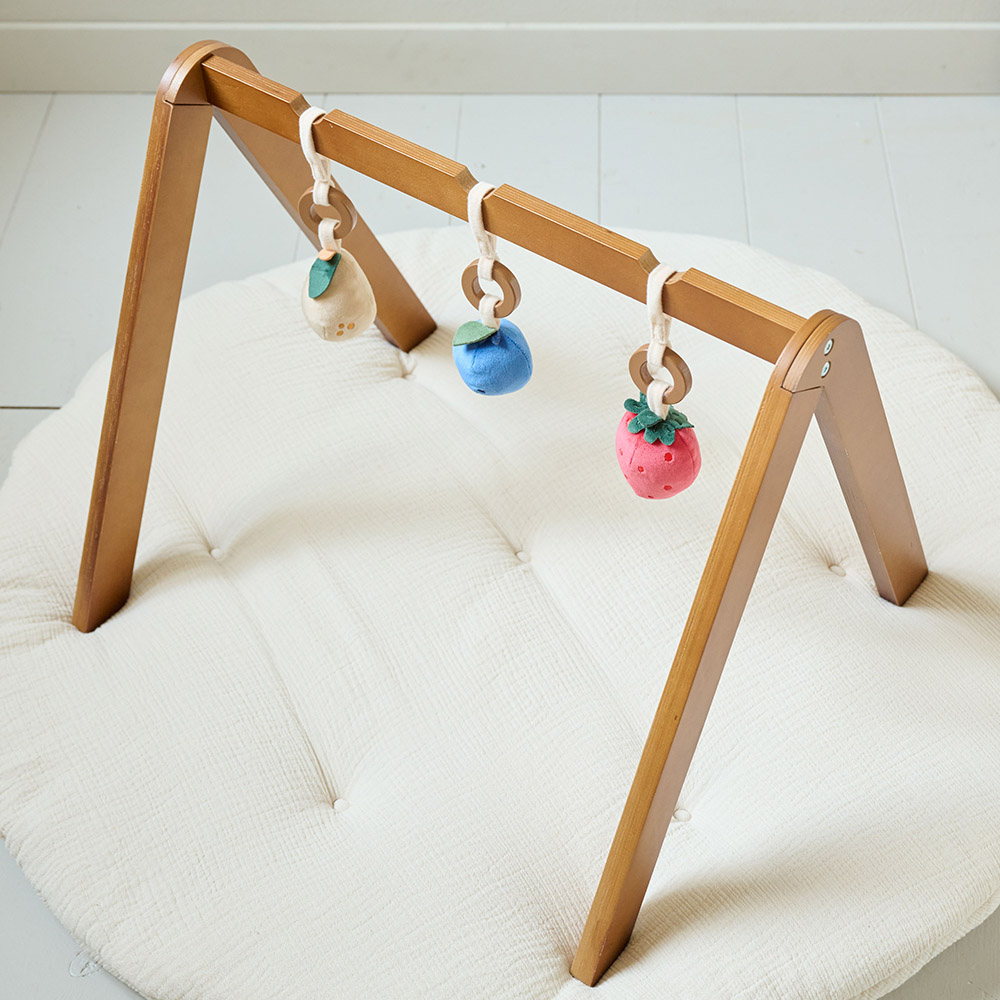 Petite Amélie Portique d'éveil bébé | Bois | Noyer | 60x50x48 cm | Avec trois accessoires en peluche amovibles pour le développement sensoriel (Petite Amélie) - Image 4