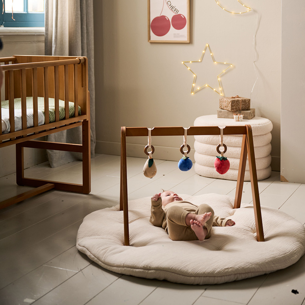 Petite Amélie Portique d'éveil bébé | Bois | Noyer | 60x50x48 cm | Avec trois accessoires en peluche amovibles pour le développement sensoriel (Petite Amélie) - Image 8