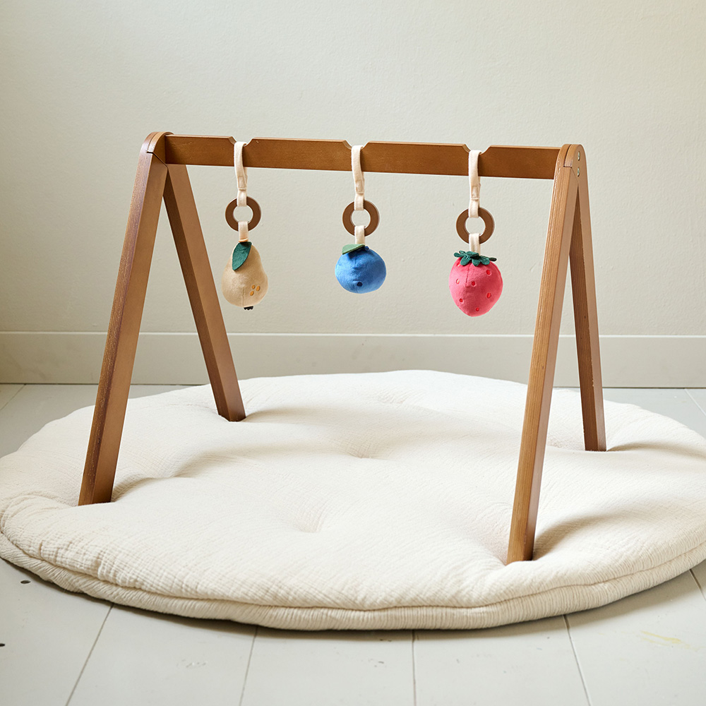 Petite Amélie - Petite Amélie Portique d'éveil bébé | Bois | Noyer | 60x50x48 cm | Avec trois accessoires en peluche amovibles pour le développement sensoriel