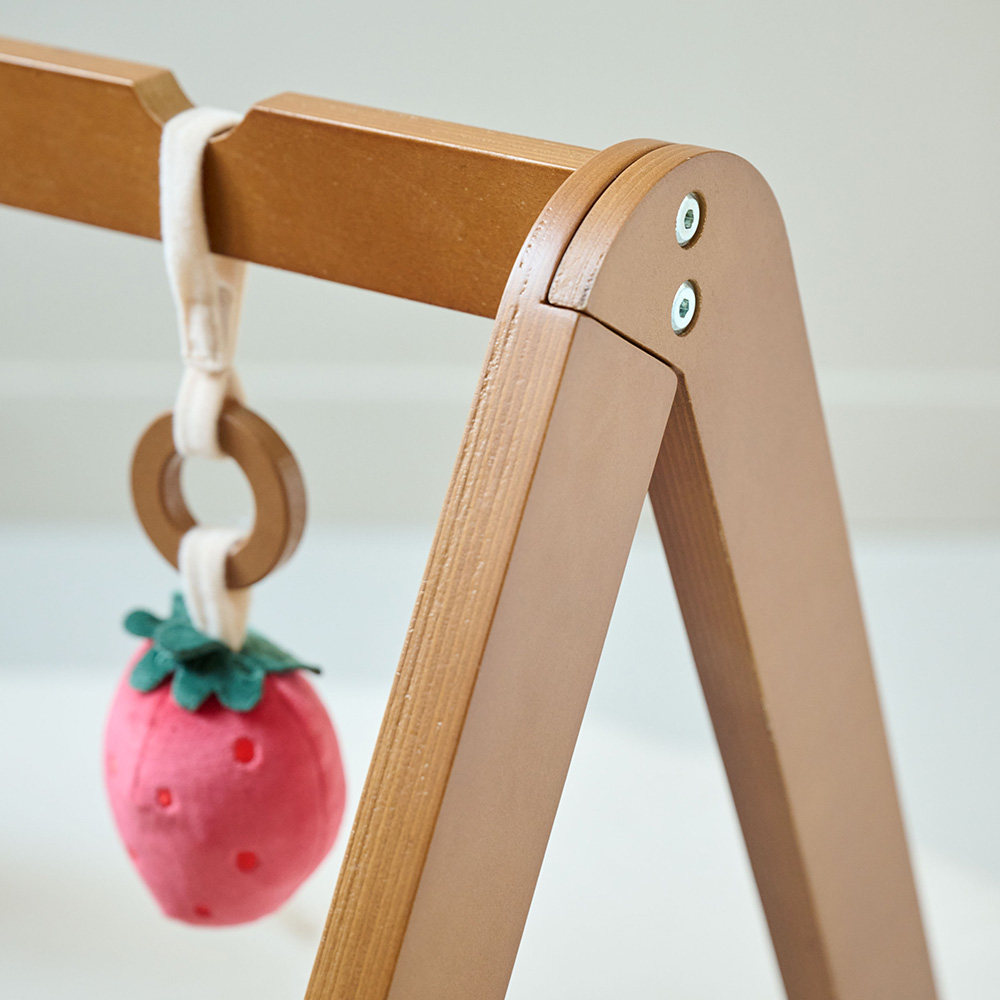 Petite Amélie Portique d'éveil bébé | Bois | Noyer | 60x50x48 cm | Avec trois accessoires en peluche amovibles pour le développement sensoriel (Petite Amélie) - Image 6