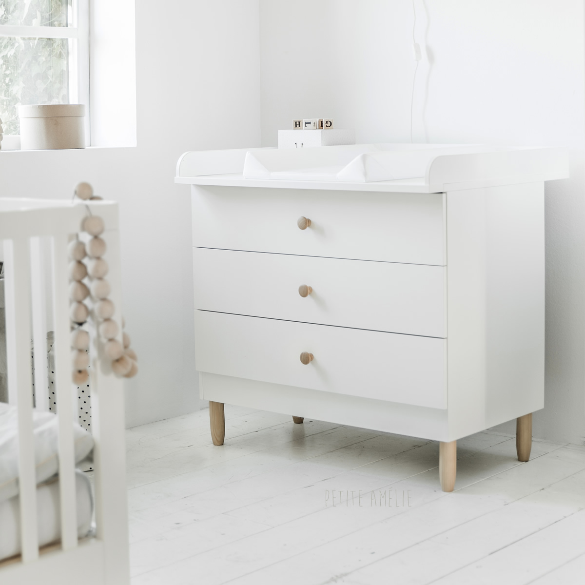 Petite Amélie | Commode à langer Bocca | Design scandinave | Blanche | 55 cm de profondeur | Rangement avec tiroirs soft-close pour chambre bébé (Petite Amélie) - Image 3