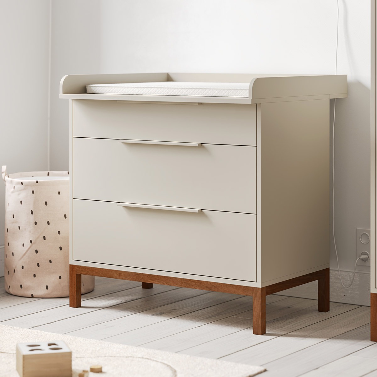 Petite Amélie | Chambre Bébé Soie 2 Éléments | Lit Évolutif et Commode | Avoine | 64,2x122,6x90 cm | Panneaux bois mélaminé et pieds noyer massif (Petite Amélie) - Image 1