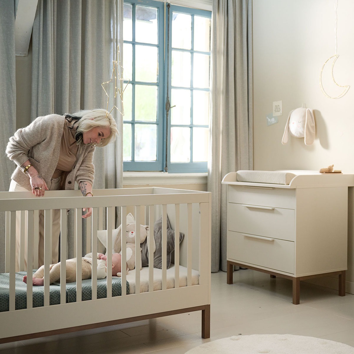 Petite Amélie | Chambre Bébé Soie 2 Éléments | Lit Évolutif et Commode | Avoine | 64,2x122,6x90 cm | Panneaux bois mélaminé et pieds noyer massif (Petite Amélie) - Image 4