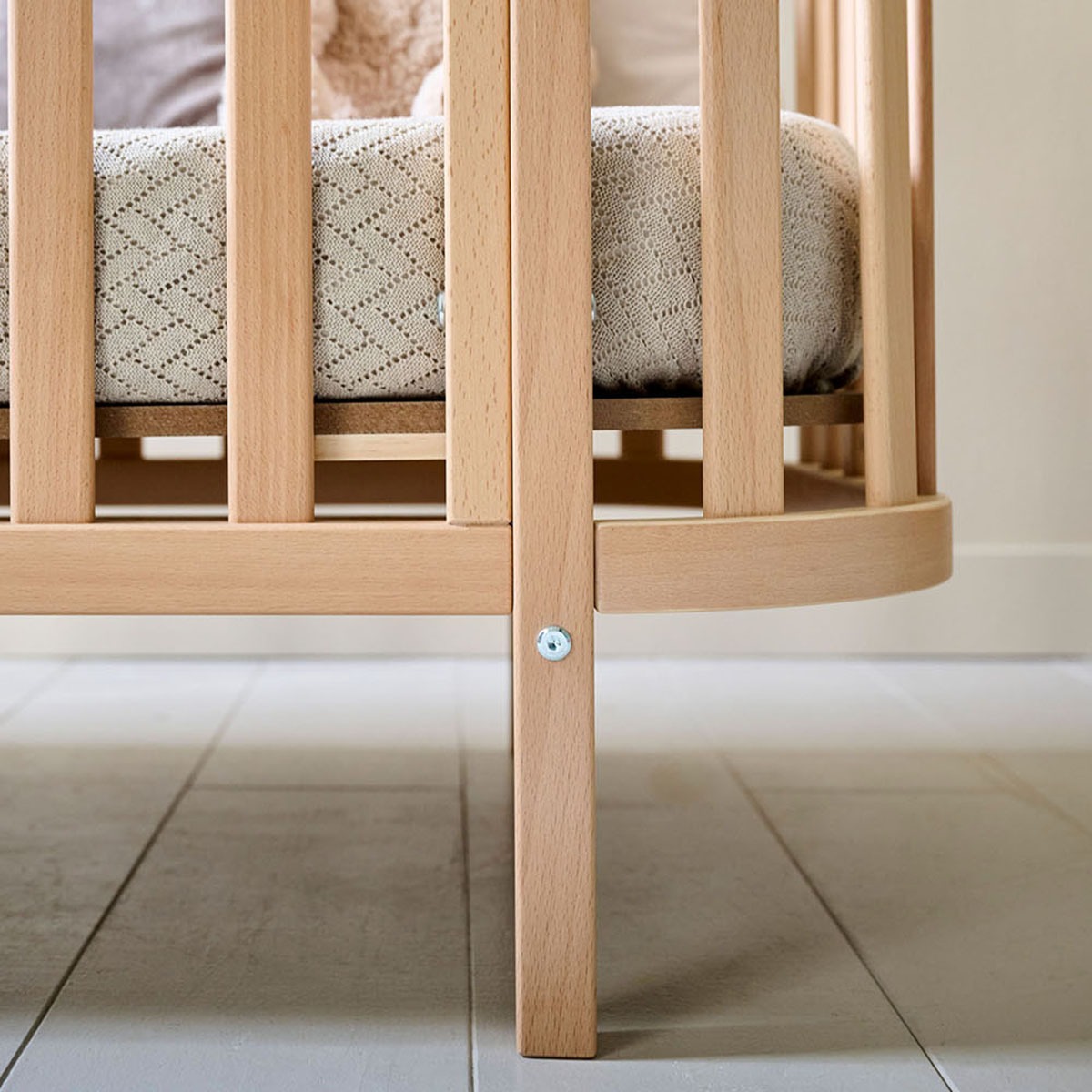 Petite Amélie | Lit bébé ovale Cocoon | Bois naturel | 60x120 cm | Design réglable sur 3 hauteurs pour un sommeil confortable et sécurisé (Petite Amélie) - Image 3