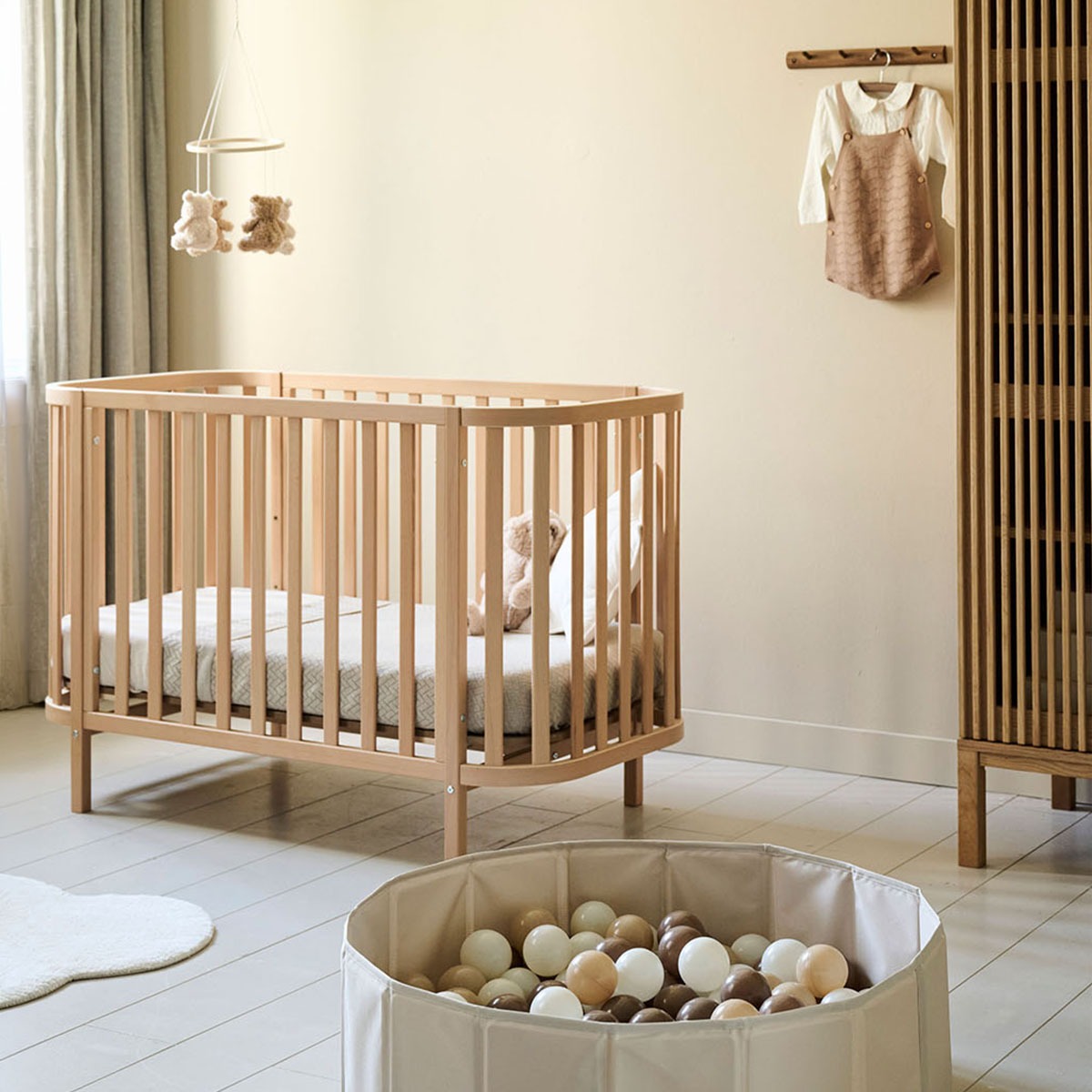 Petite Amélie | Lit bébé ovale Cocoon | Bois naturel | 60x120 cm | Design réglable sur 3 hauteurs pour un sommeil confortable et sécurisé (Petite Amélie) - Image 4