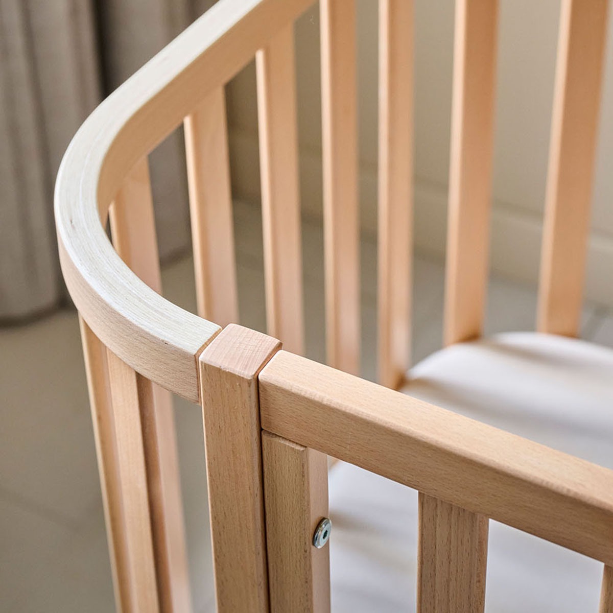 Petite Amélie | Lit bébé ovale Cocoon | Bois naturel | 60x120 cm | Design réglable sur 3 hauteurs pour un sommeil confortable et sécurisé (Petite Amélie) - Image 5