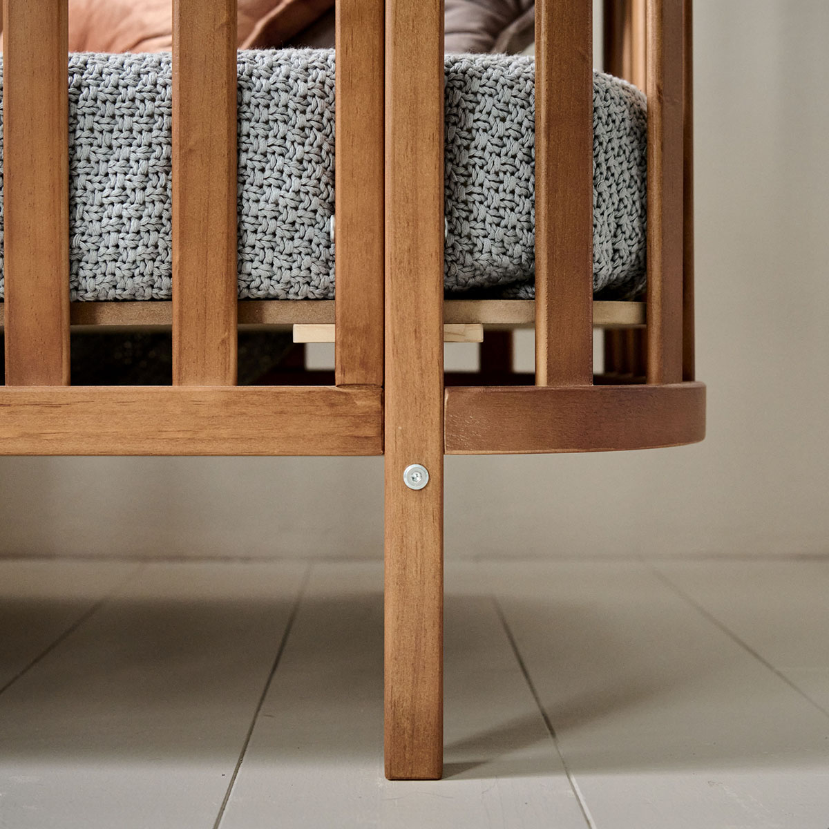 Petite Amélie Lit Bébé Ovale Cocoon | Bois | Brun Noyer | 60x120 cm | Lit bébé rond élégant et durable avec hauteurs réglables pour la chambre (Petite Amélie) - Image 3