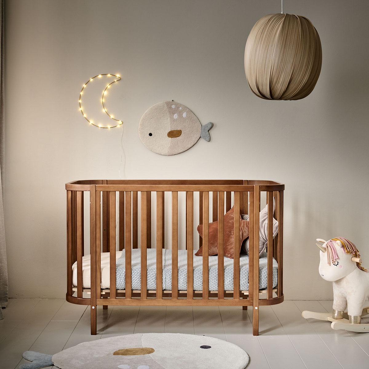 Petite Amélie Lit Bébé Ovale Cocoon | Bois | Brun Noyer | 60x120 cm | Lit bébé rond élégant et durable avec hauteurs réglables pour la chambre (Petite Amélie) - Image 4