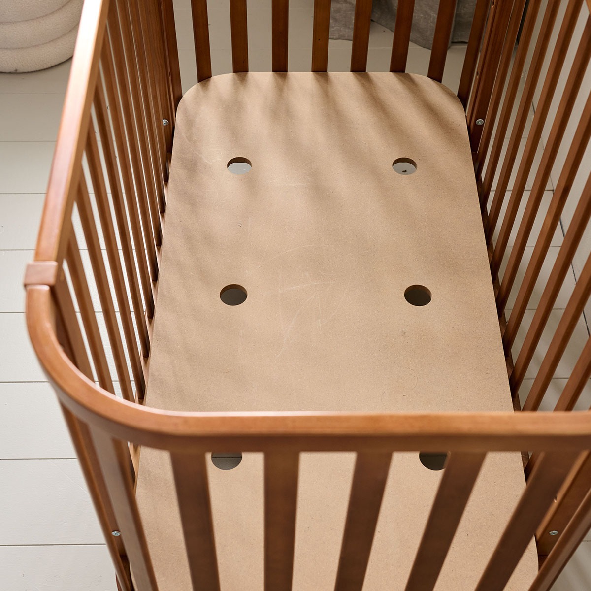 Petite Amélie Lit Bébé Ovale Cocoon | Bois | Brun Noyer | 60x120 cm | Lit bébé rond élégant et durable avec hauteurs réglables pour la chambre (Petite Amélie) - Image 6