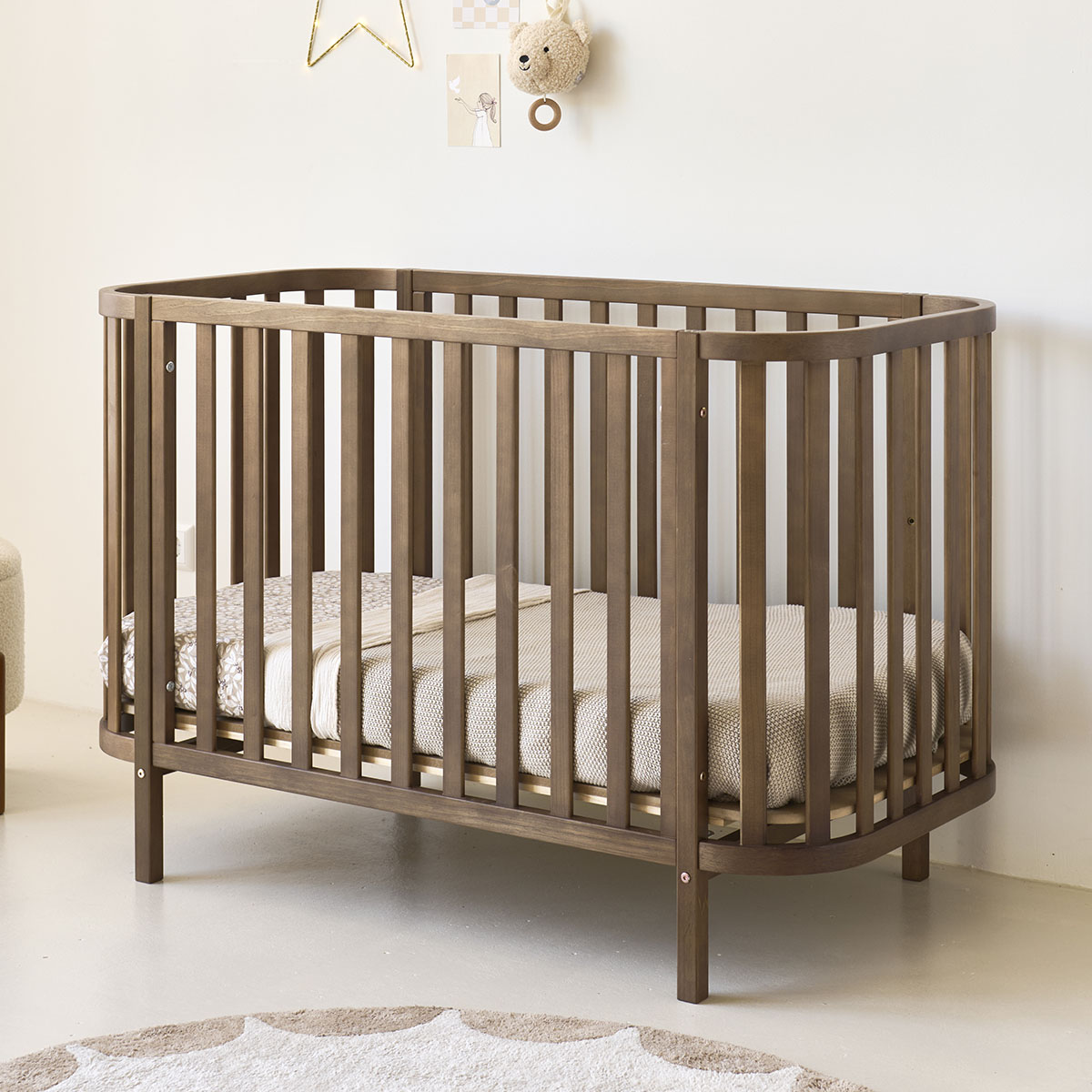 Petite Amélie - Petite Amélie Lit bébé ovale Cocoon | Bois massif | Cocoa | 60x120 cm | Sommier réglable 3 positions pour un confort optimal dès la naissance