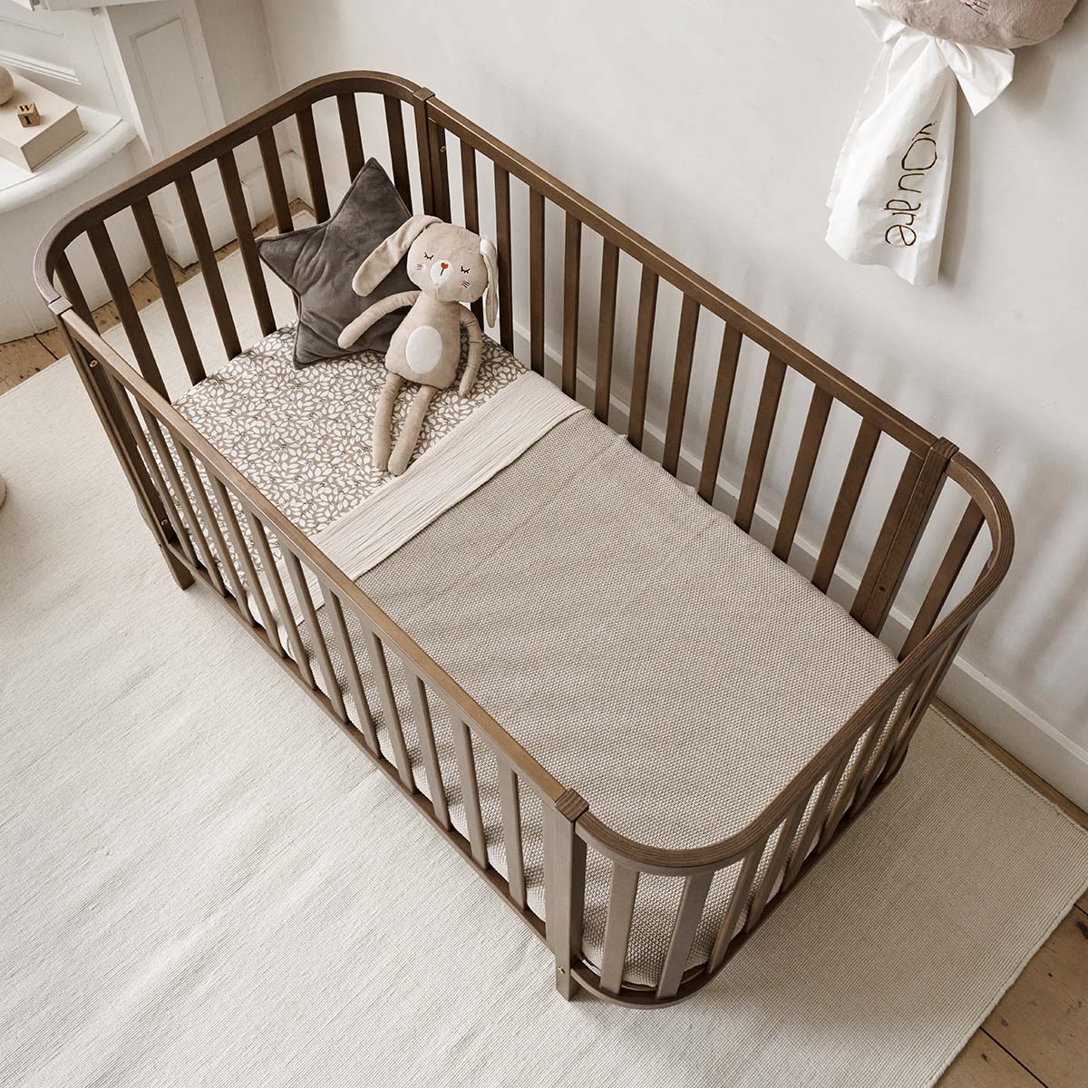 Petite Amélie Lit bébé ovale Cocoon | Bois massif | Cocoa | 60x120 cm | Sommier réglable 3 positions pour un confort optimal dès la naissance (Petite Amélie) - Image 2