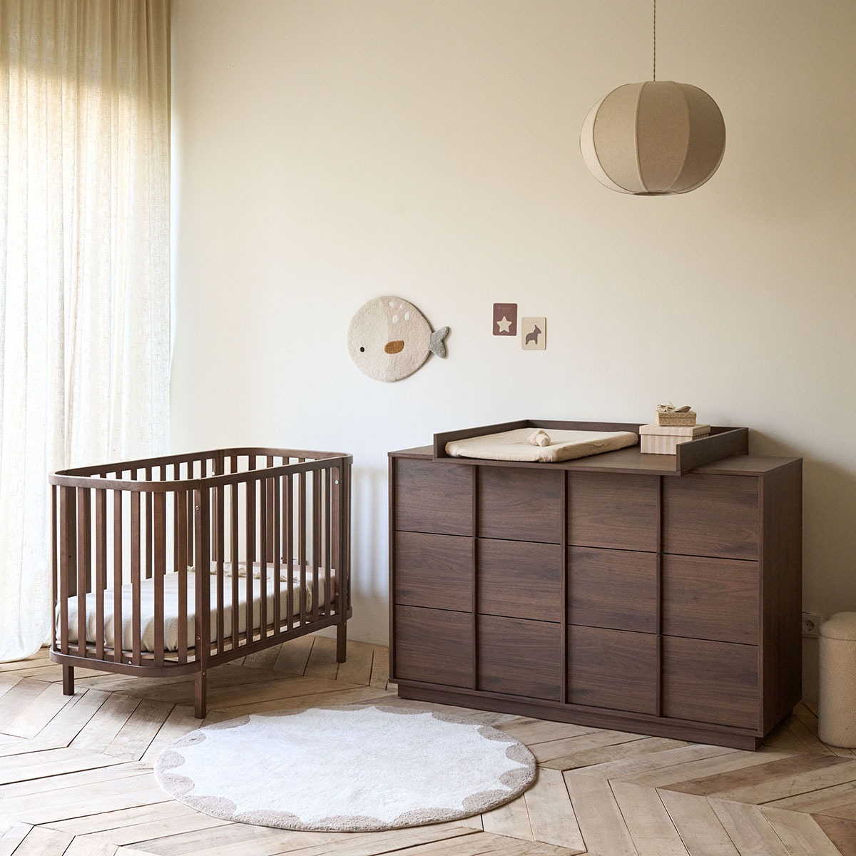 Petite Amélie Lit bébé ovale Cocoon | Bois massif | Cocoa | 60x120 cm | Sommier réglable 3 positions pour un confort optimal dès la naissance (Petite Amélie) - Image 1