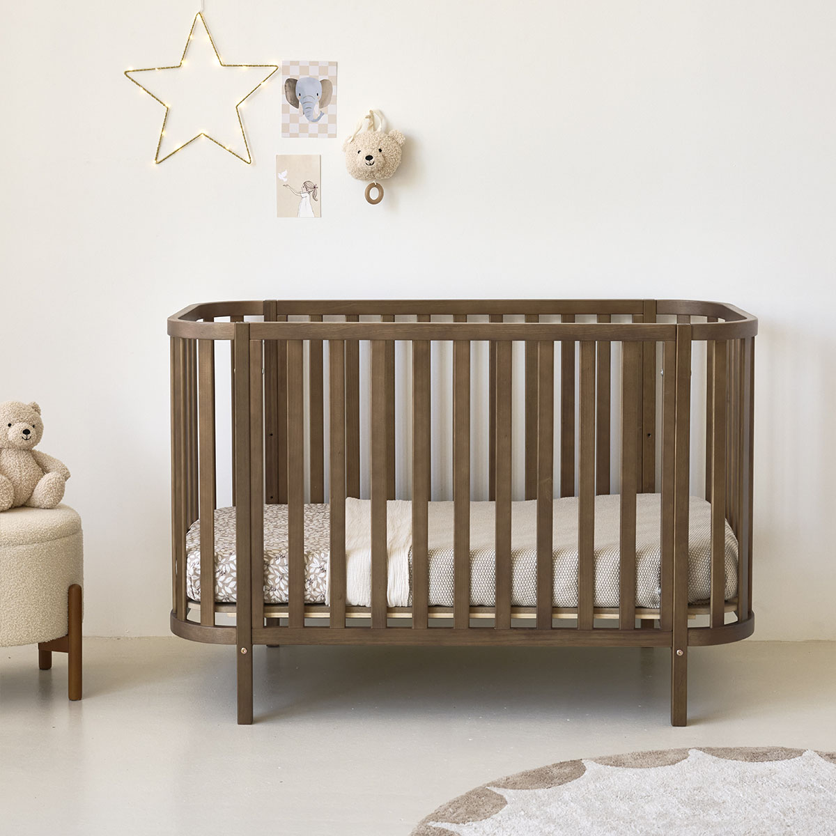 Petite Amélie Lit bébé ovale Cocoon | Bois massif | Cocoa | 60x120 cm | Sommier réglable 3 positions pour un confort optimal dès la naissance (Petite Amélie) - Image 3