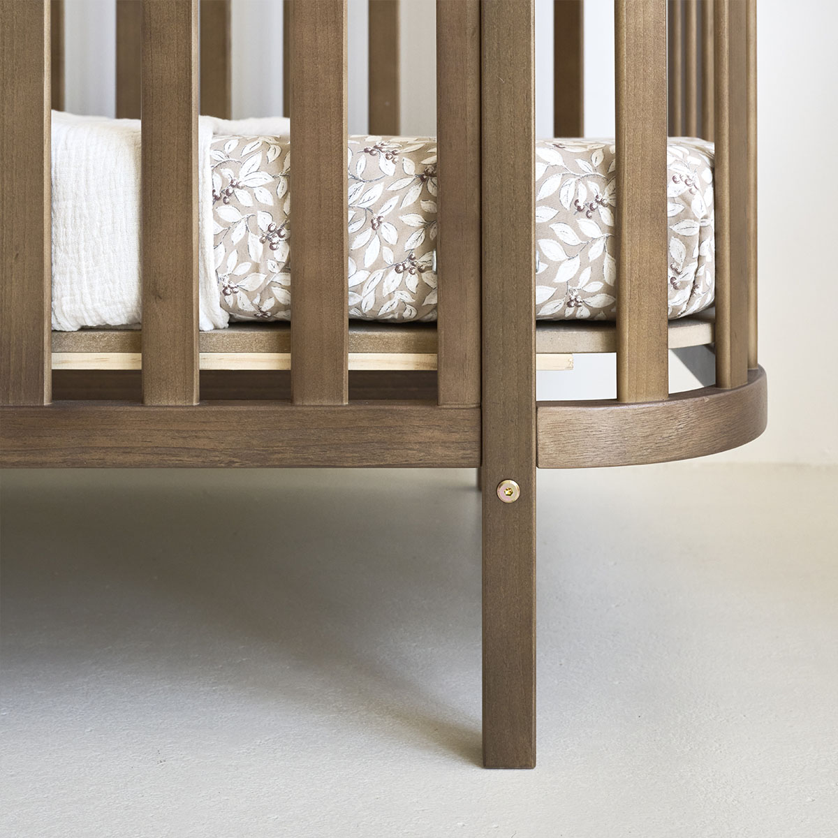 Petite Amélie Lit bébé ovale Cocoon | Bois massif | Cocoa | 60x120 cm | Sommier réglable 3 positions pour un confort optimal dès la naissance (Petite Amélie) - Image 4
