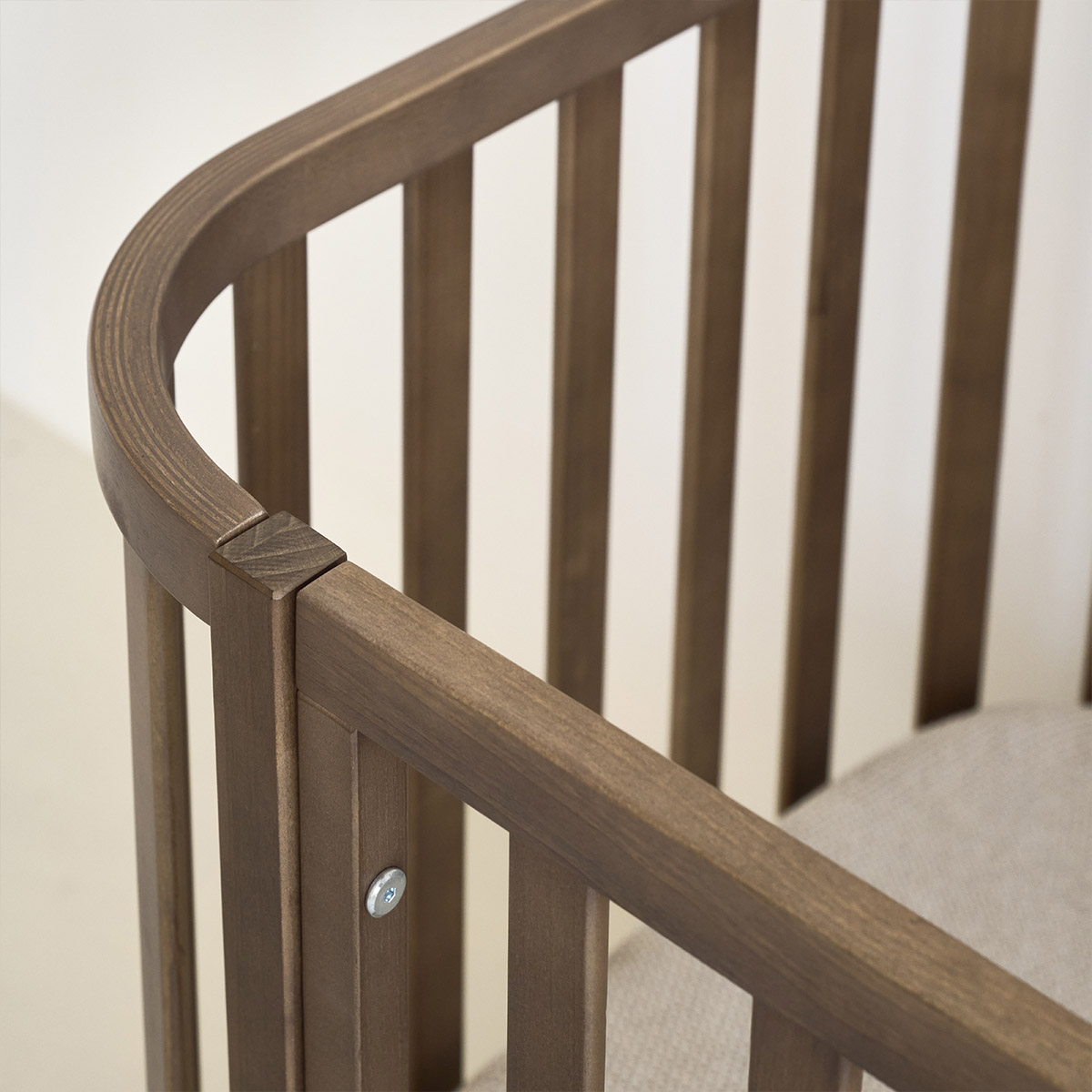 Petite Amélie Lit bébé ovale Cocoon | Bois massif | Cocoa | 60x120 cm | Sommier réglable 3 positions pour un confort optimal dès la naissance (Petite Amélie) - Image 6