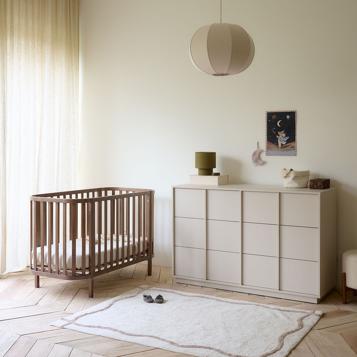Petite Amélie Lit bébé ovale Cocoon | Bois massif | Cocoa | 60x120 cm | Sommier réglable 3 positions pour un confort optimal dès la naissance (Petite Amélie) - Image 5