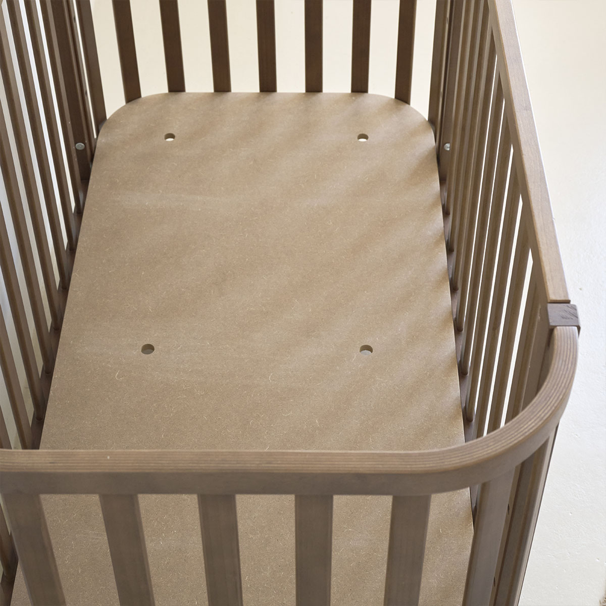 Petite Amélie Lit bébé ovale Cocoon | Bois massif | Cocoa | 60x120 cm | Sommier réglable 3 positions pour un confort optimal dès la naissance (Petite Amélie) - Image 7