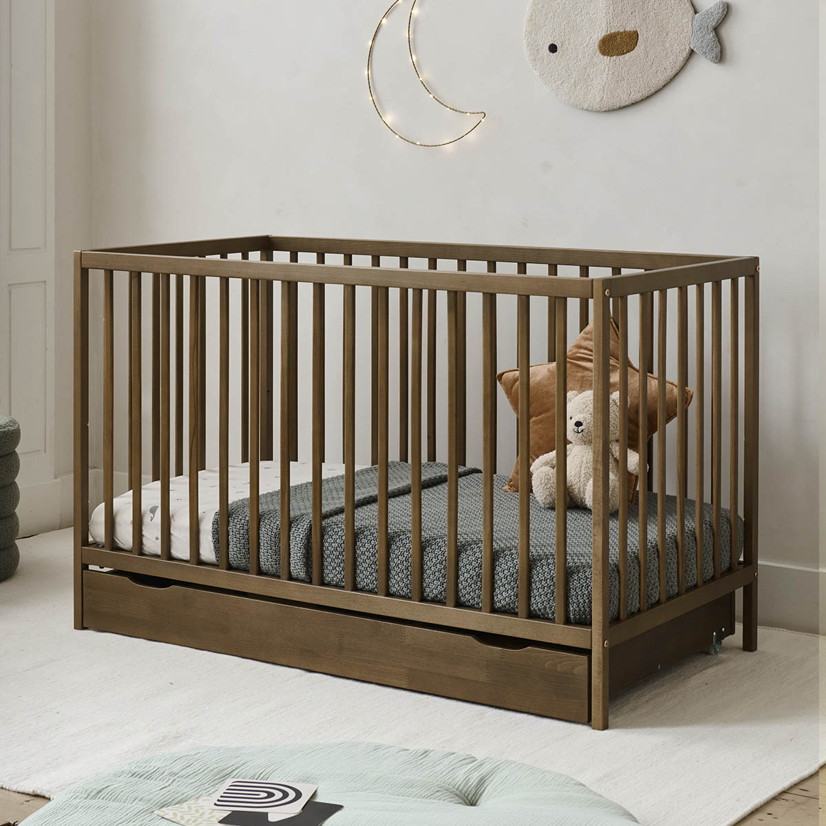 Petite Amélie - Petite Amélie Lit bébé évolutif en bois de hêtre | 60x120 cm | Cocoa | Trois hauteurs de sommier