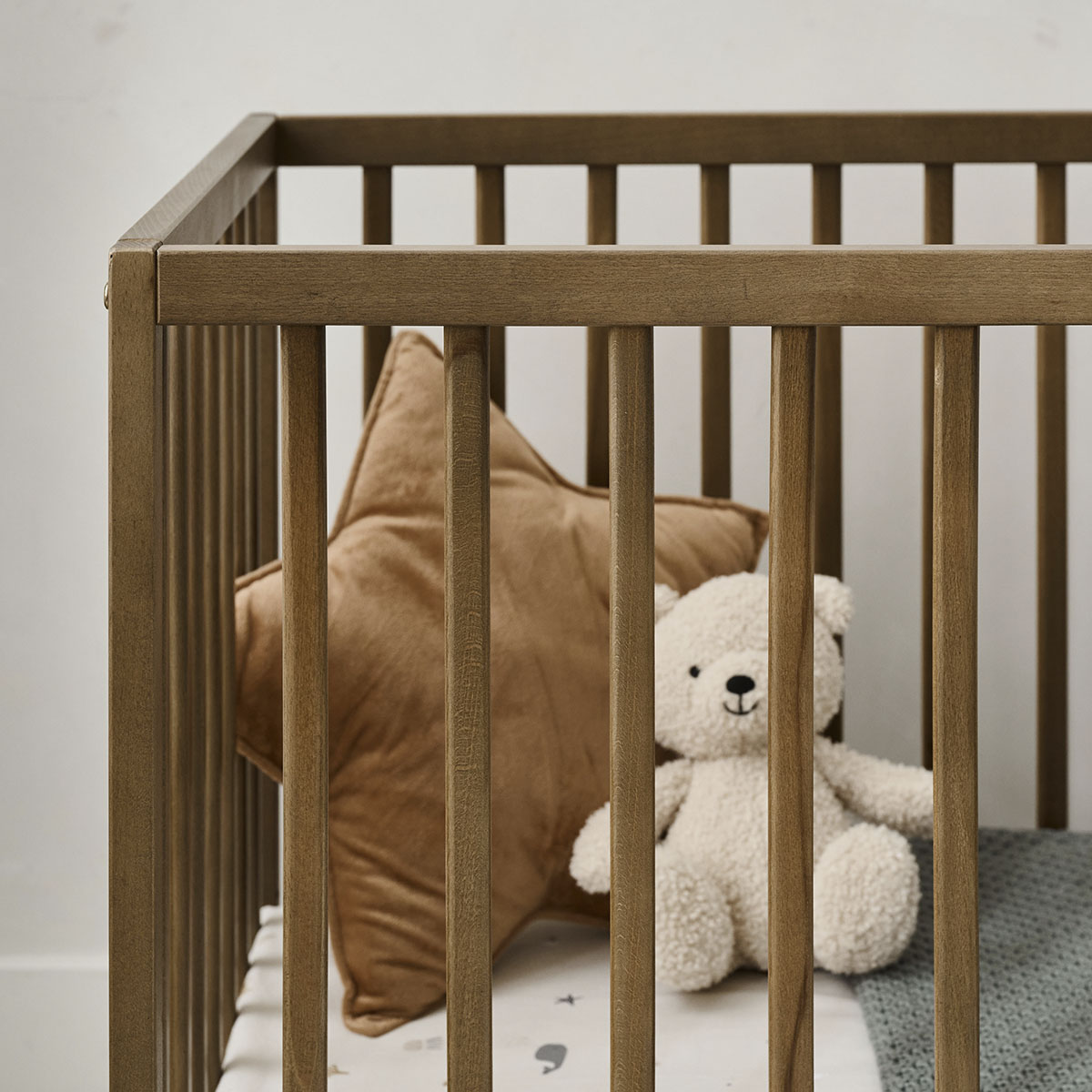 Petite Amélie Lit bébé évolutif en bois de hêtre | 60x120 cm | Cocoa | Trois hauteurs de sommier (Petite Amélie) - Image 4