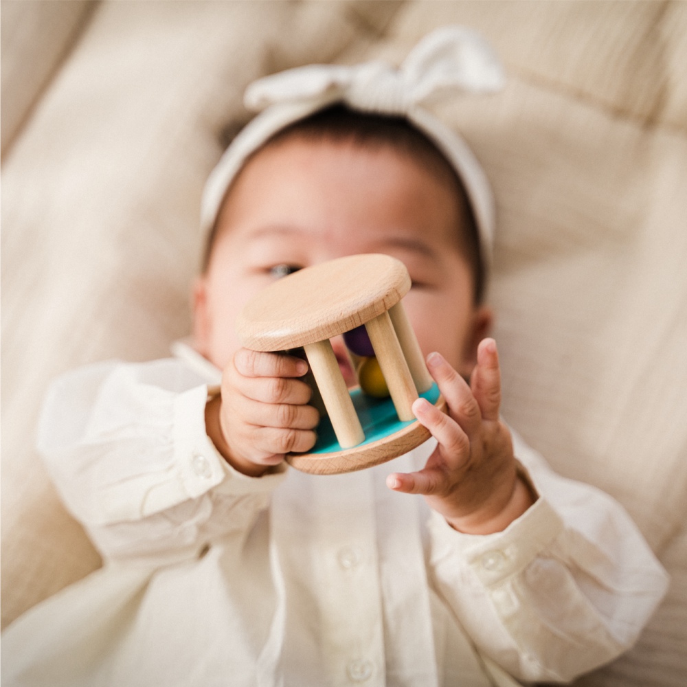Petite Amélie | Coffret de jouets Montessori | Play & Grow | Développement sensoriel et moteur | 4-6 mois | Hochet, balles, tambour et tissu (Petite Amélie) - Image 11