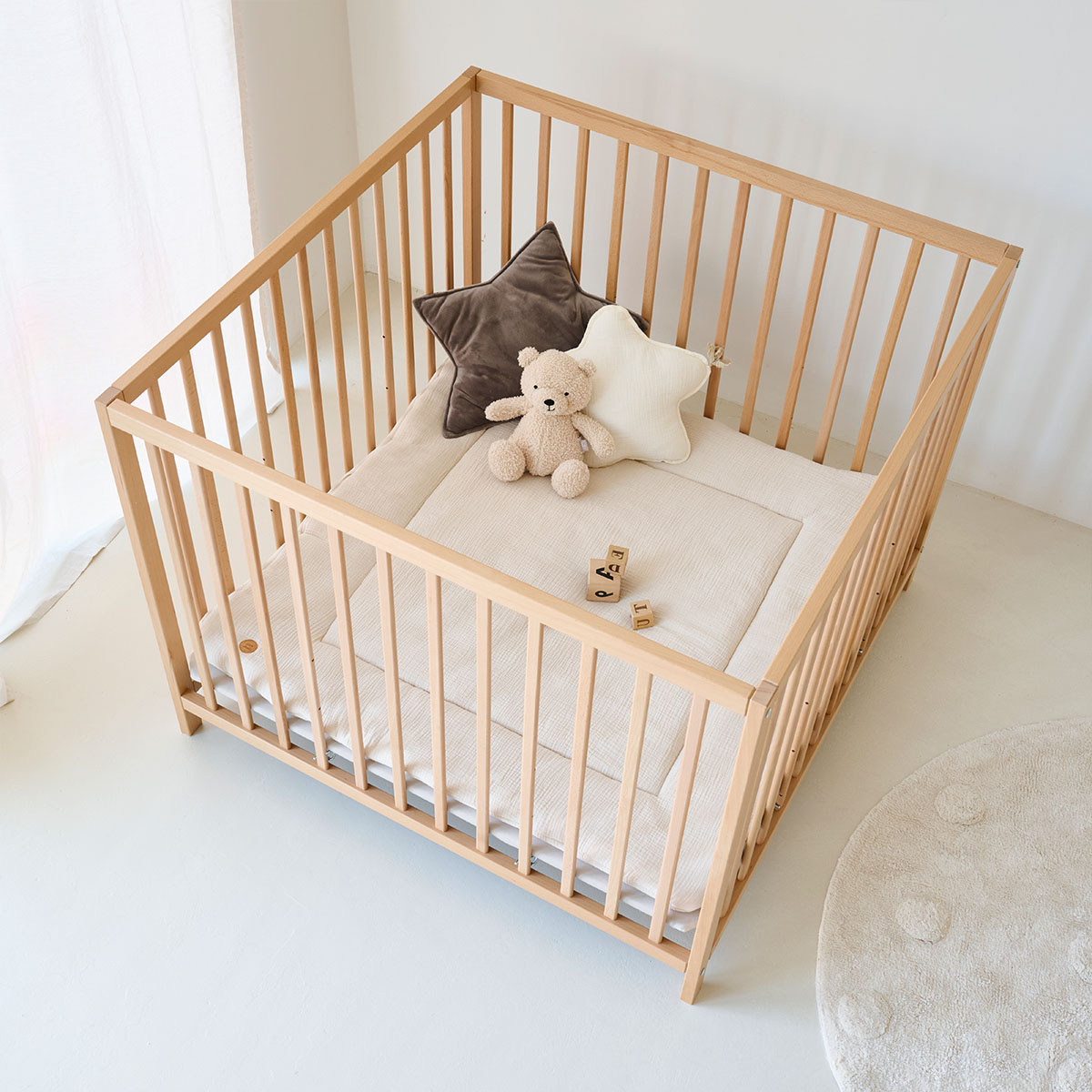 Petite Amélie Parc Bébé | Nois | Hêtre Massif | Naturel | 95x95 cm | Réglable en hauteur | Sécurisé pour enfant jusqu'à 24 mois ou 15 kg (Petite Amélie) - Image 1