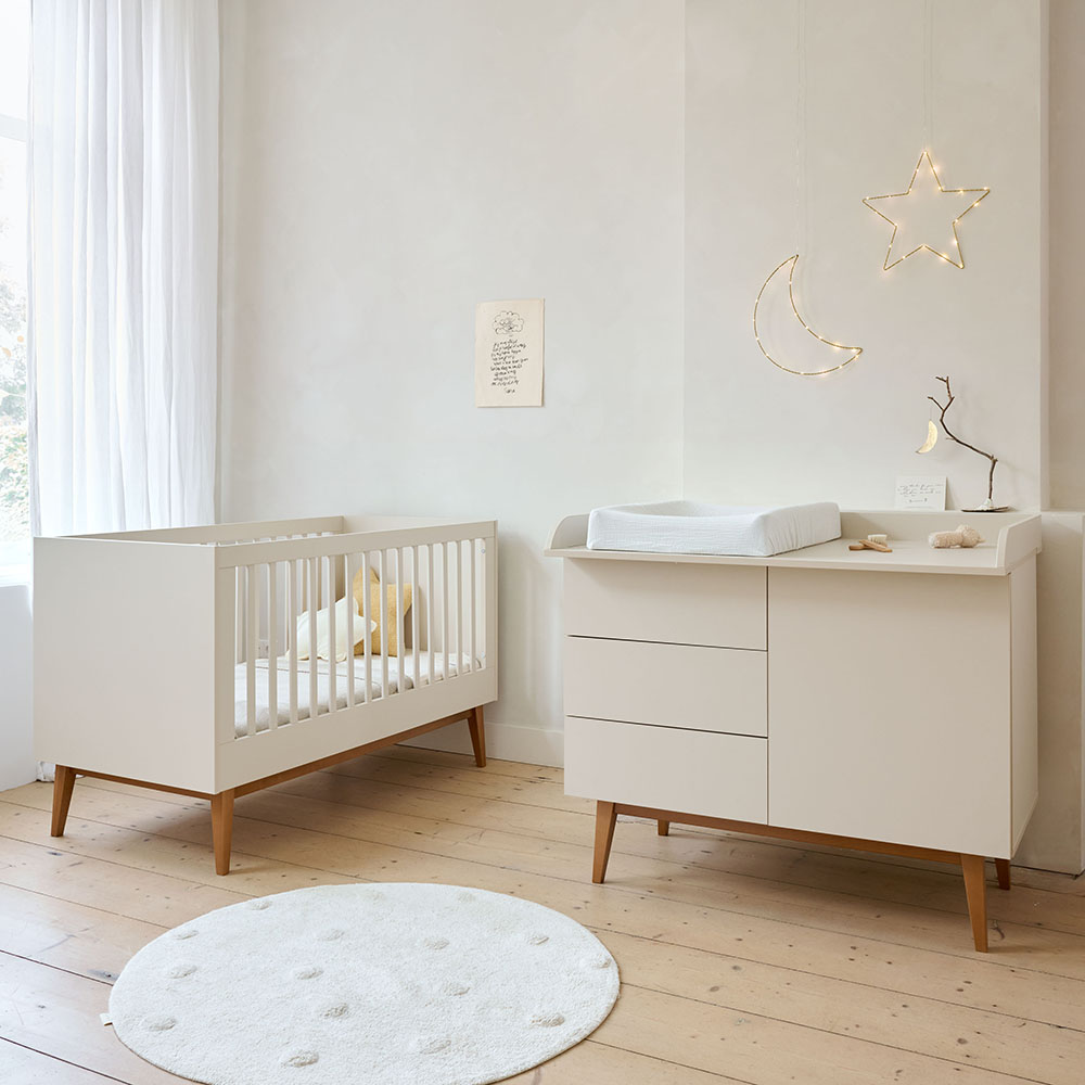 Petite Amélie - Petite Amélie | Chambre bébé évolutive Amande | Bois et hêtre | Avoine | 2 éléments | Lit évolutif et commode avec pieds inclinés en bois massif