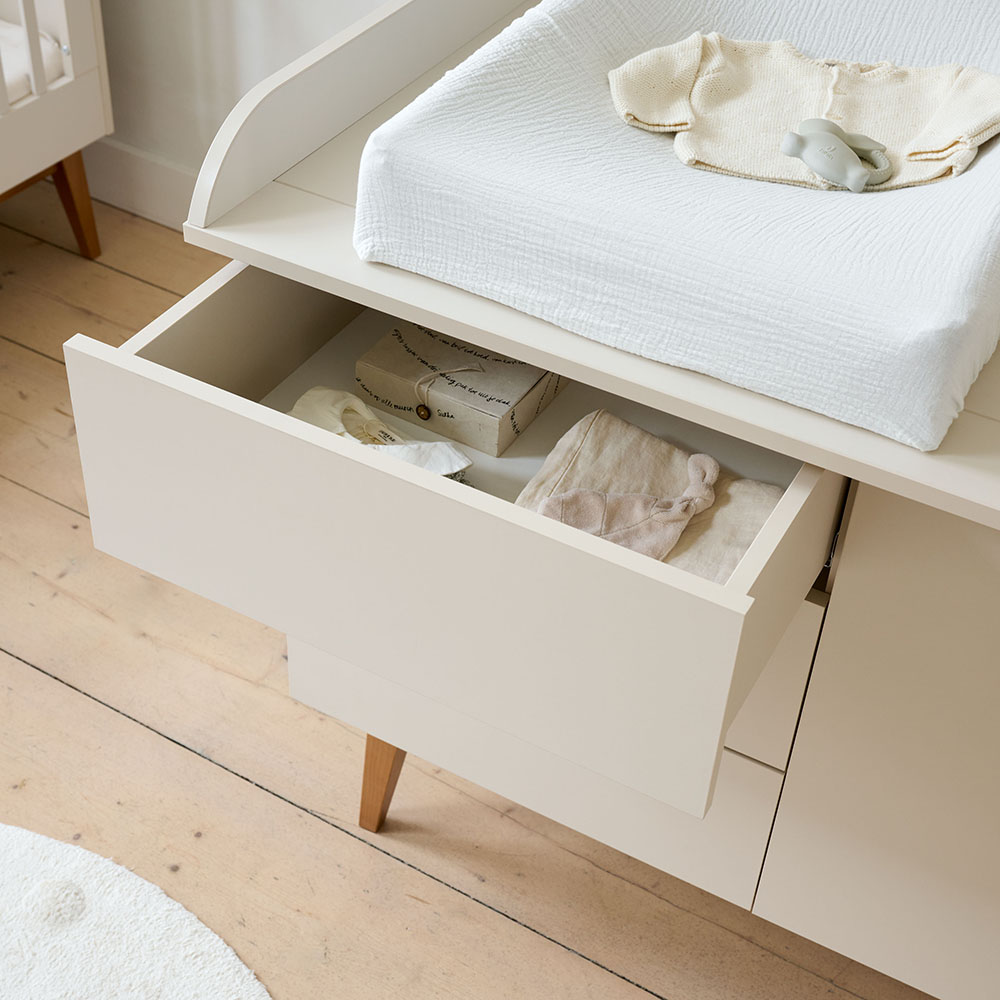 Petite Amélie | Chambre bébé évolutive Amande | Bois et hêtre | Avoine | 2 éléments | Lit évolutif et commode avec pieds inclinés en bois massif (Petite Amélie) - Image 6
