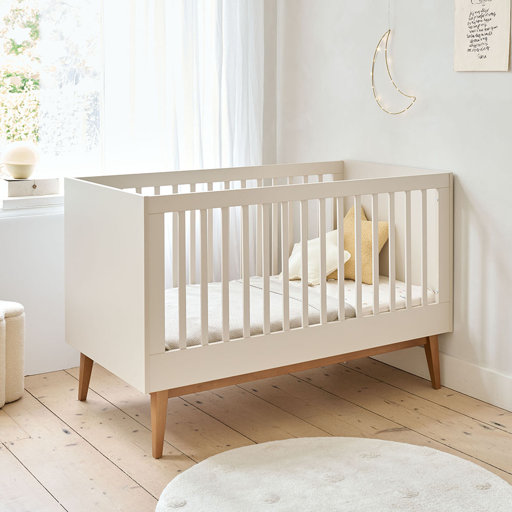 Petite Amélie | Chambre bébé évolutive Amande | Bois et hêtre | Avoine | 2 éléments | Lit évolutif et commode avec pieds inclinés en bois massif (Petite Amélie) - Image 2