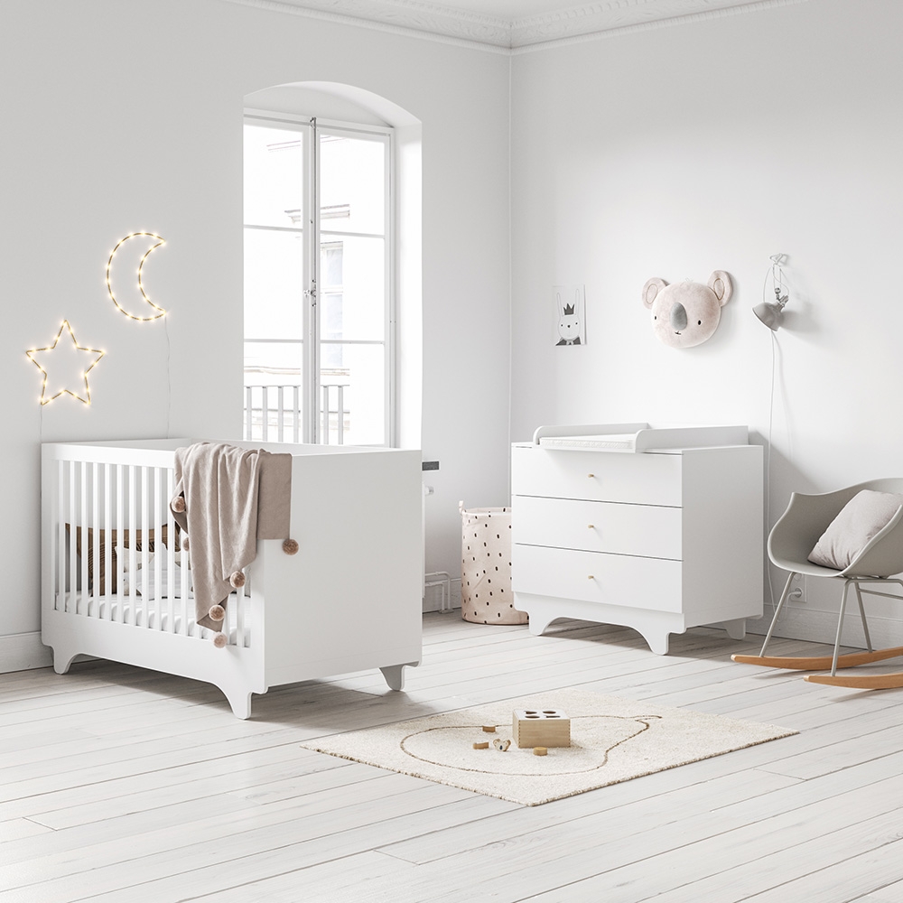 Mobilier de chambre de bébé essentiel nature blanc et bois