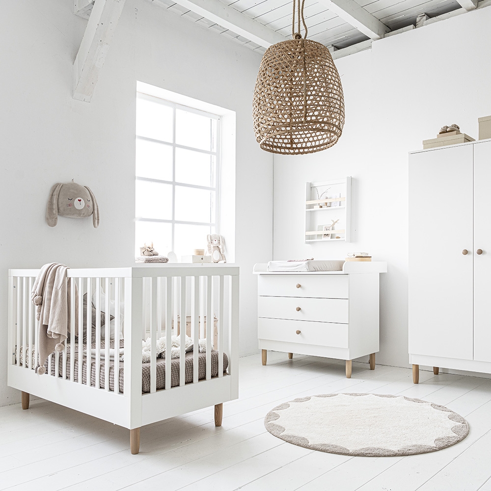 Petite Amélie | Commode à langer Bocca | Design scandinave | Blanche | 55 cm de profondeur | Rangement avec tiroirs soft-close pour chambre bébé (Petite Amélie) - Image 1