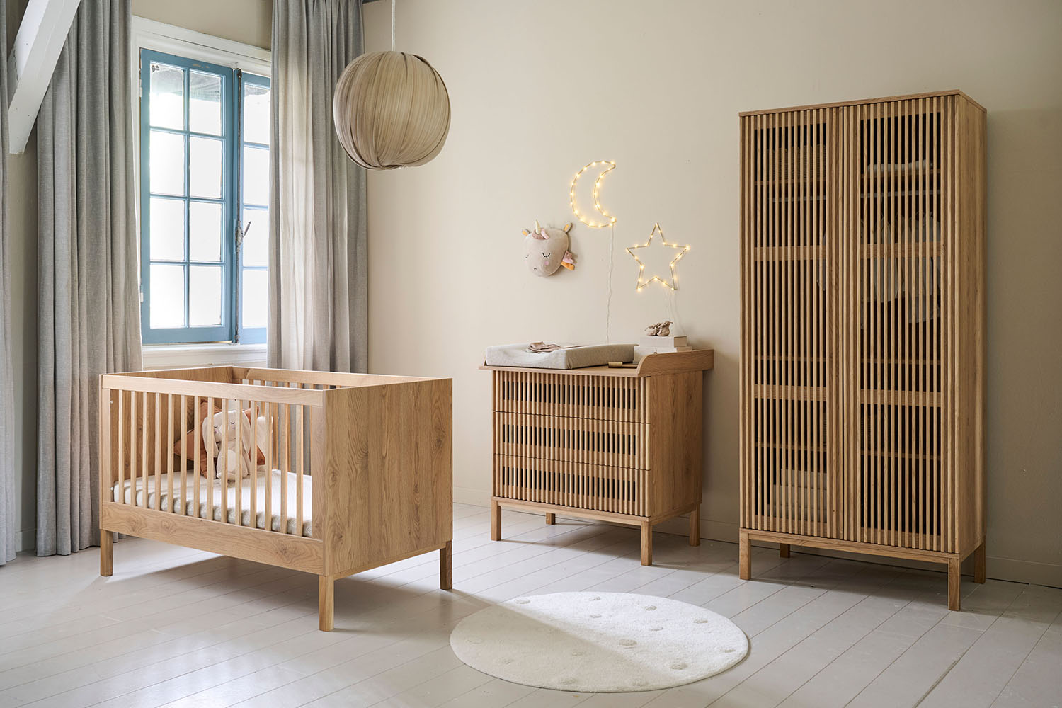 Petite Amélie Commode Japandi | Chêne naturel | Style scandinave épuré | Commode enfant robuste en bois | Design moderne et intemporel (Petite Amélie) - Image 1
