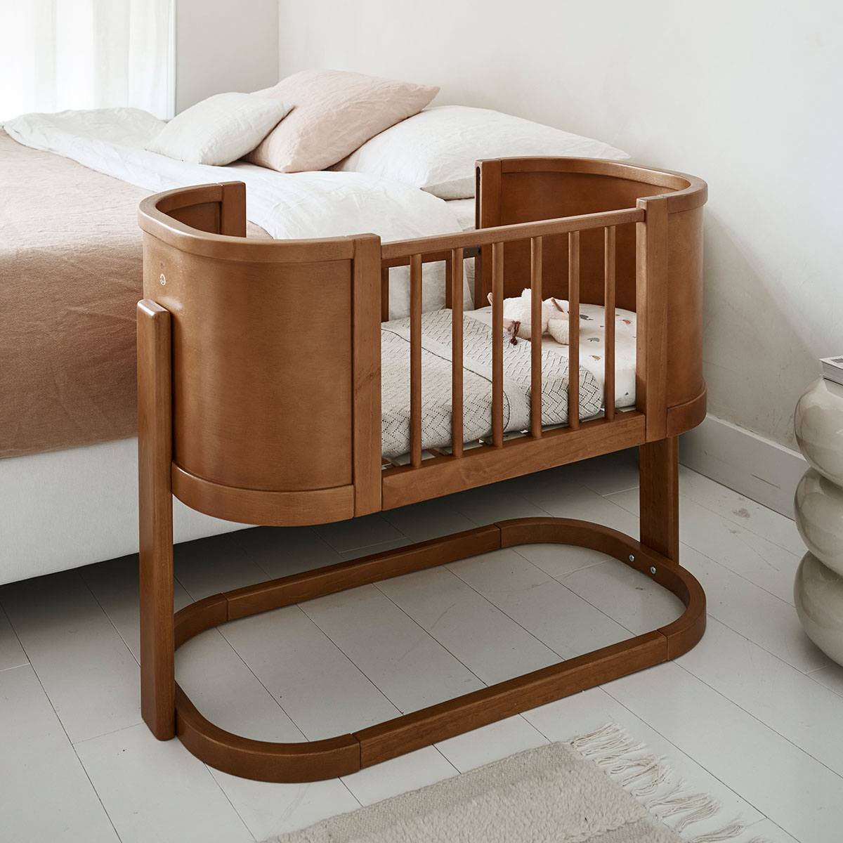 Petite Amélie - Petite Amélie Lit Cododo Ovale | Berceau 2 En 1 Cocoon | Bois Noyer | Sommier Sécurisé | Paroi Latérale Réglable | Usage Evolutif Pour Nouveau-né
