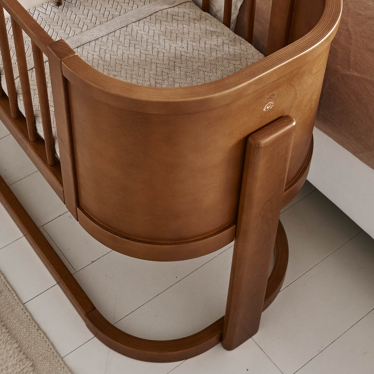 Petite Amélie Lit Cododo Ovale | Berceau 2 En 1 Cocoon | Bois Noyer | Sommier Sécurisé | Paroi Latérale Réglable | Usage Evolutif Pour Nouveau-né (Petite Amélie) - Image 5