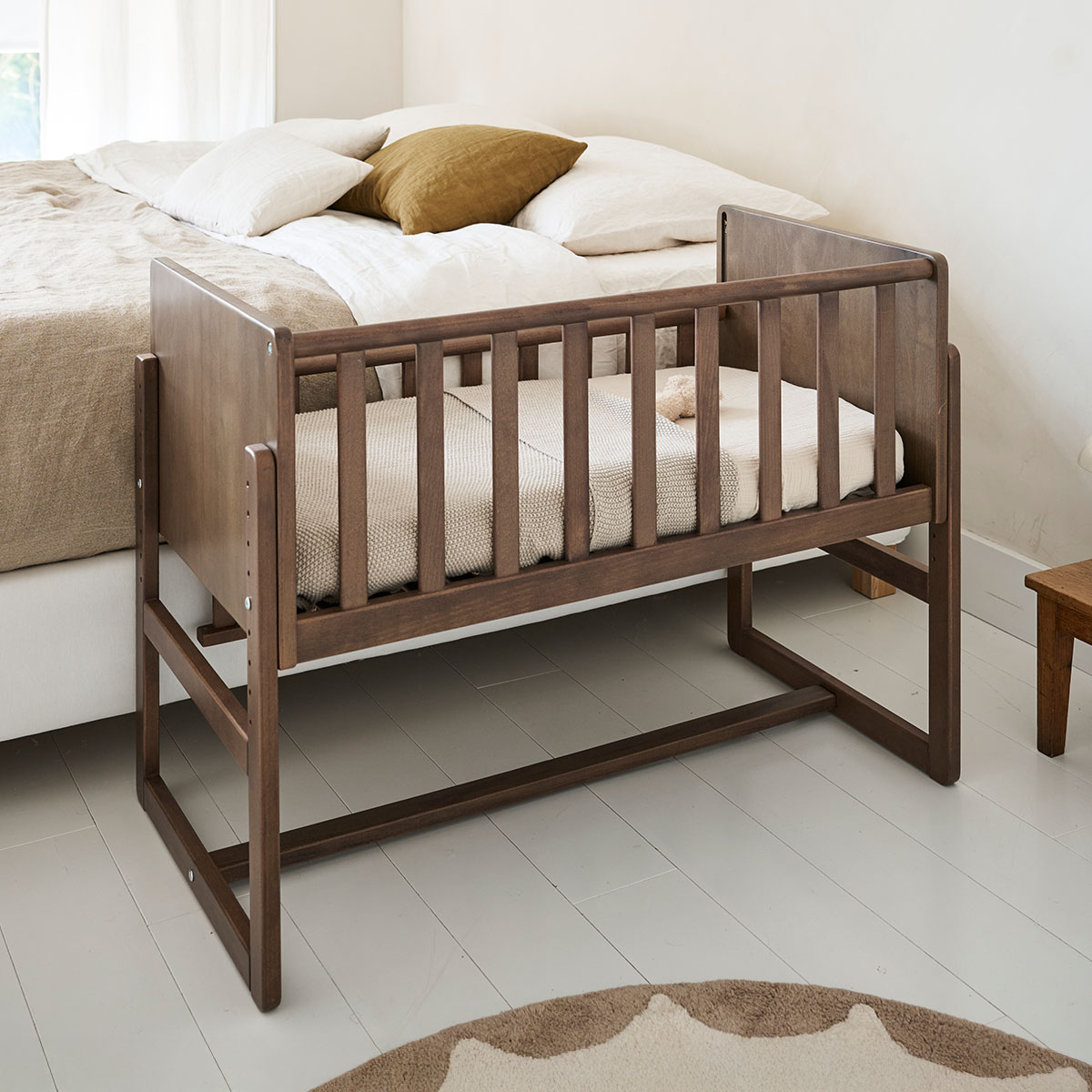 Petite Amélie - Petite Amélie | Lit cododo Nuage | Bois massif hêtre | Cocoa | 45-80 cm réglable | Berceau 2-en-1 avec barrière latérale sécurisée et sangle