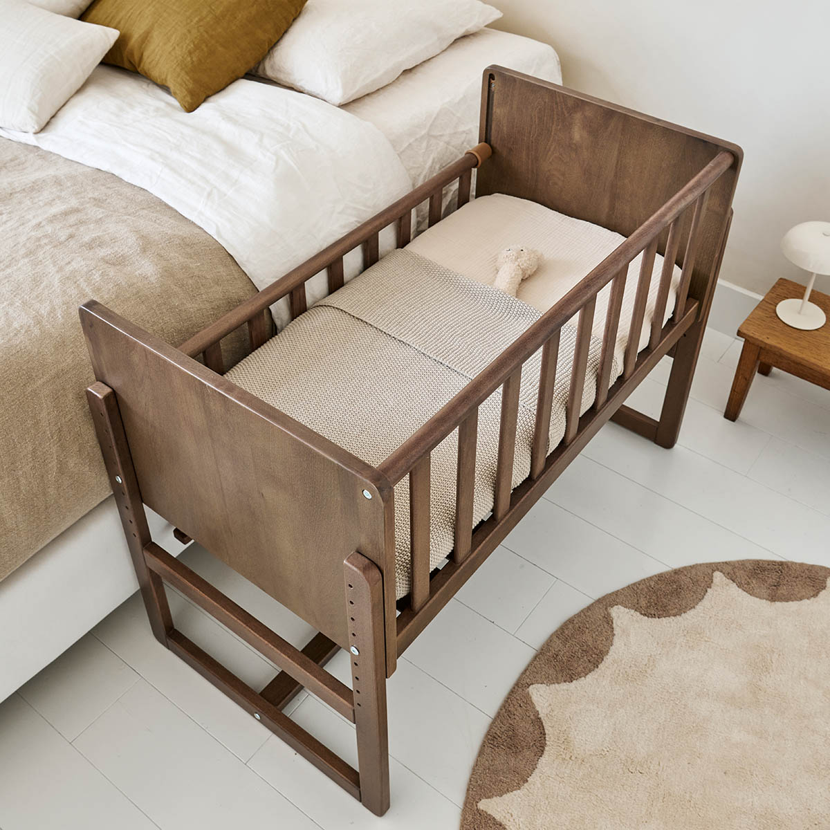 Petite Amélie | Lit cododo Nuage | Bois massif hêtre | Cocoa | 45-80 cm réglable | Berceau 2-en-1 avec barrière latérale sécurisée et sangle (Petite Amélie) - Image 1