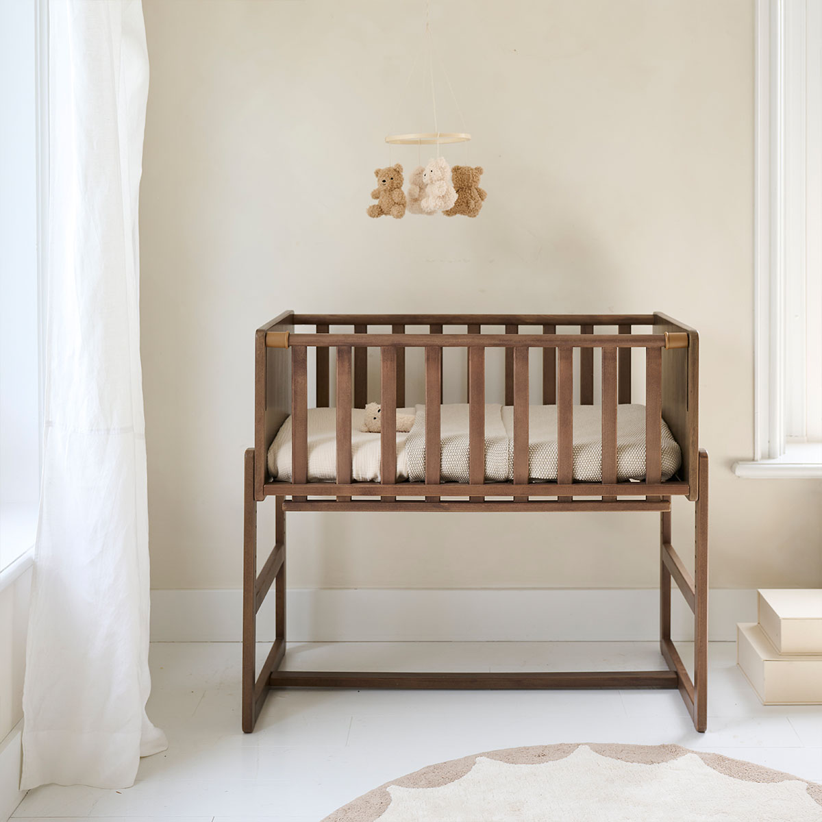 Petite Amélie | Lit cododo Nuage | Bois massif hêtre | Cocoa | 45-80 cm réglable | Berceau 2-en-1 avec barrière latérale sécurisée et sangle (Petite Amélie) - Image 2