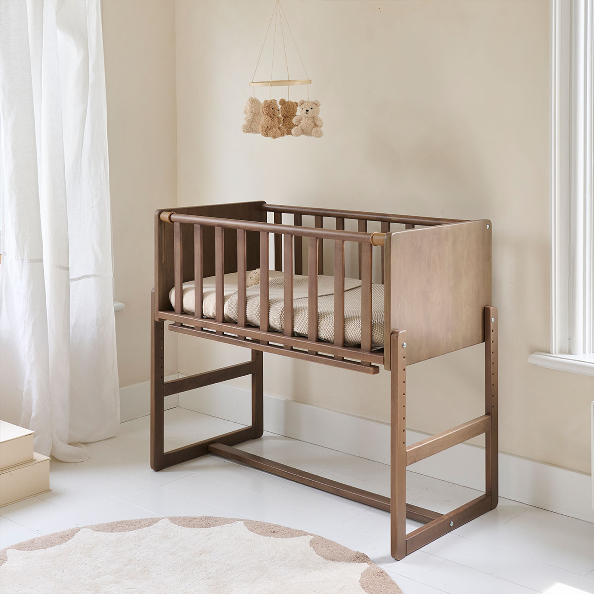 Petite Amélie | Lit cododo Nuage | Bois massif hêtre | Cocoa | 45-80 cm réglable | Berceau 2-en-1 avec barrière latérale sécurisée et sangle (Petite Amélie) - Image 6