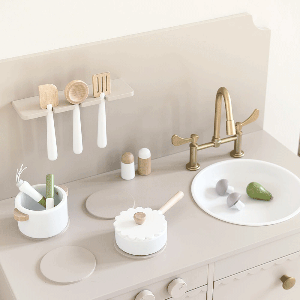 Petite Amélie | Cuisine enfant en bois Sorbier | Jeu d'imitation avec 13 accessoires | Taupe | Design robuste et intemporel pour chambre d'enfant (Petite Amélie) - Image 5